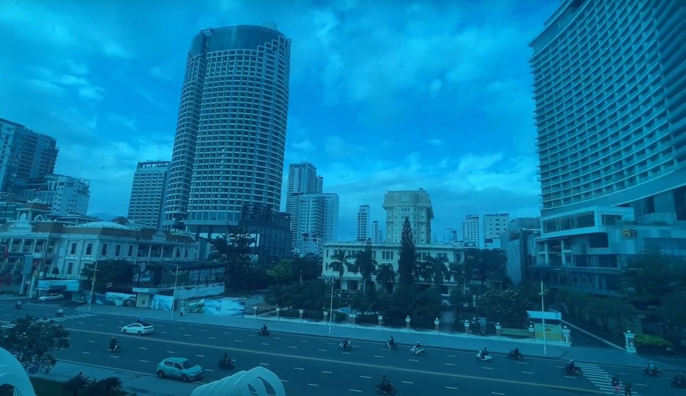 Đường Trần Phú nhìn từ trong Tháp Trầm Hương qua ô kính màu xanh (Ảnh: Sưu tầm internet)
